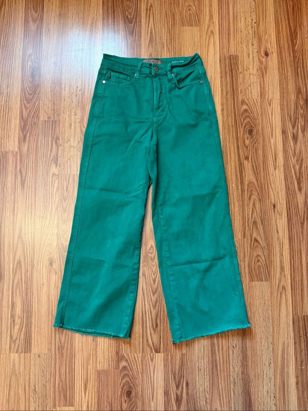 Judy Blue Women's Garment Dyed Raw Hem Cropped Wide Leg Jeans Kelly Green 3/26 - Picture 1 of 9
